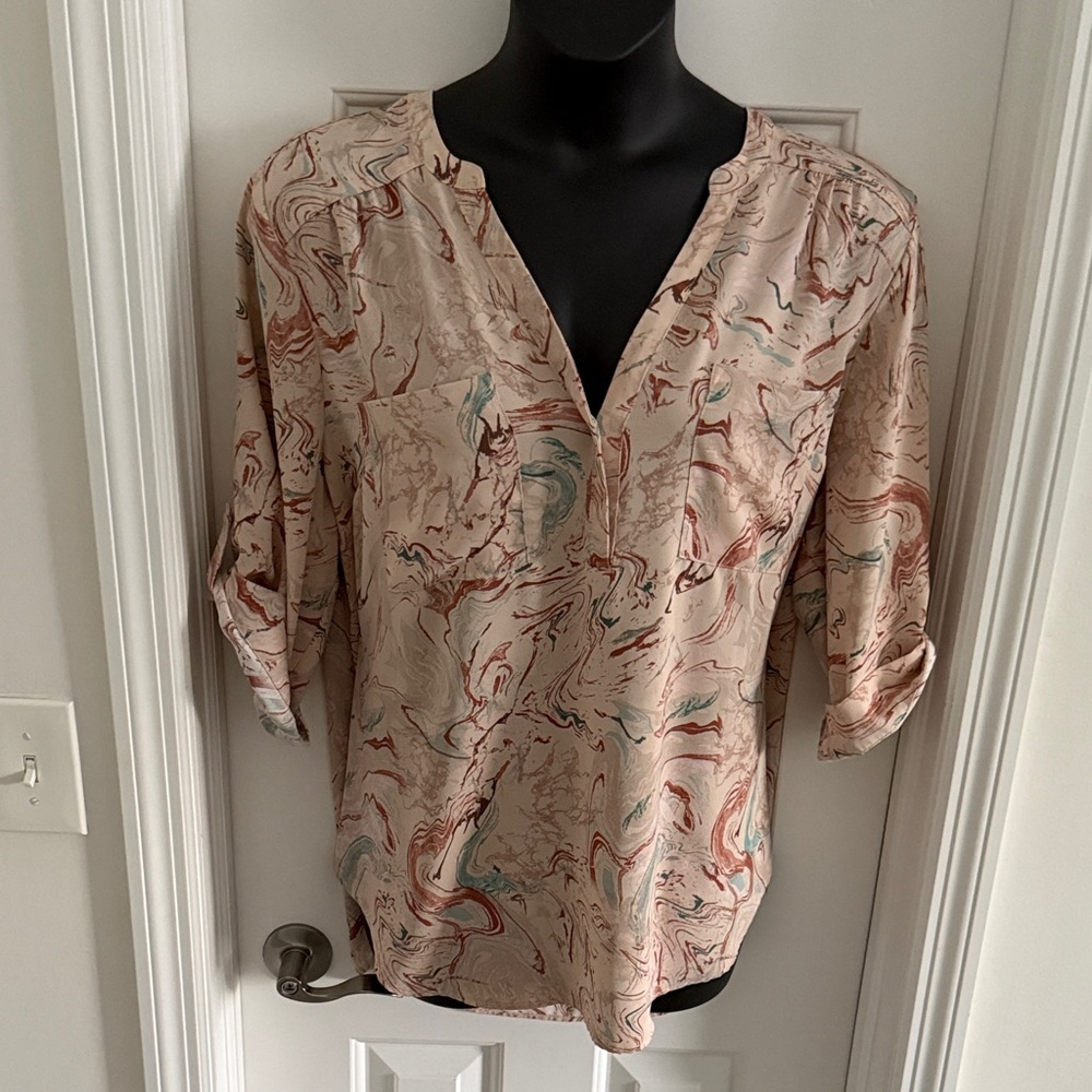 Torrid Harper Women's Marble-Print V-Neck Blouse in Beige